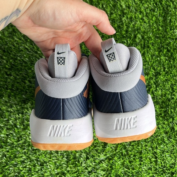 NIKE Team Hustle Basketball Sneakers size 7 youth - Picture 5 of 10